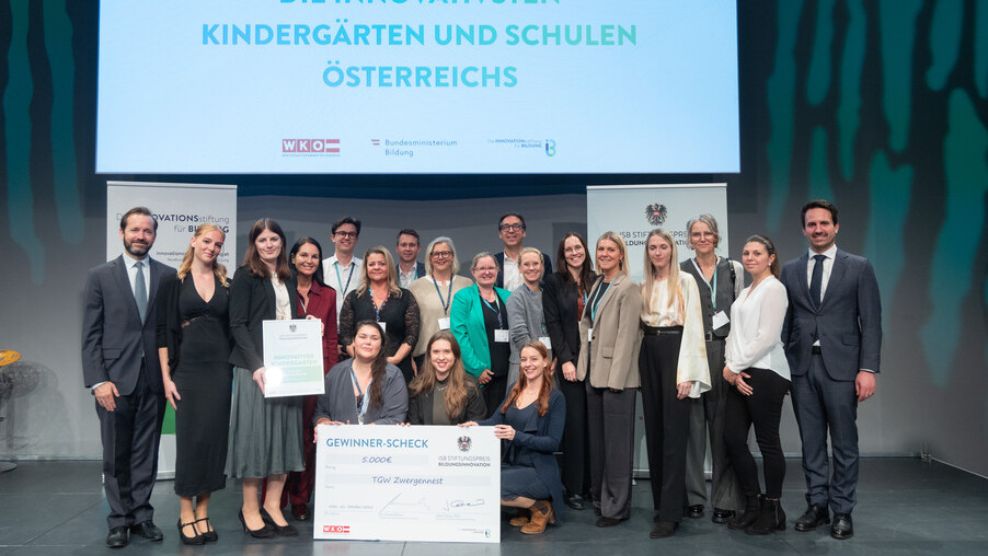 Gruppenfoto bei der Überreichung des 3. Platzes beim ISB Stiftungspreis Bildung für die innovativsten Kindergärten und Schulen Österreichs