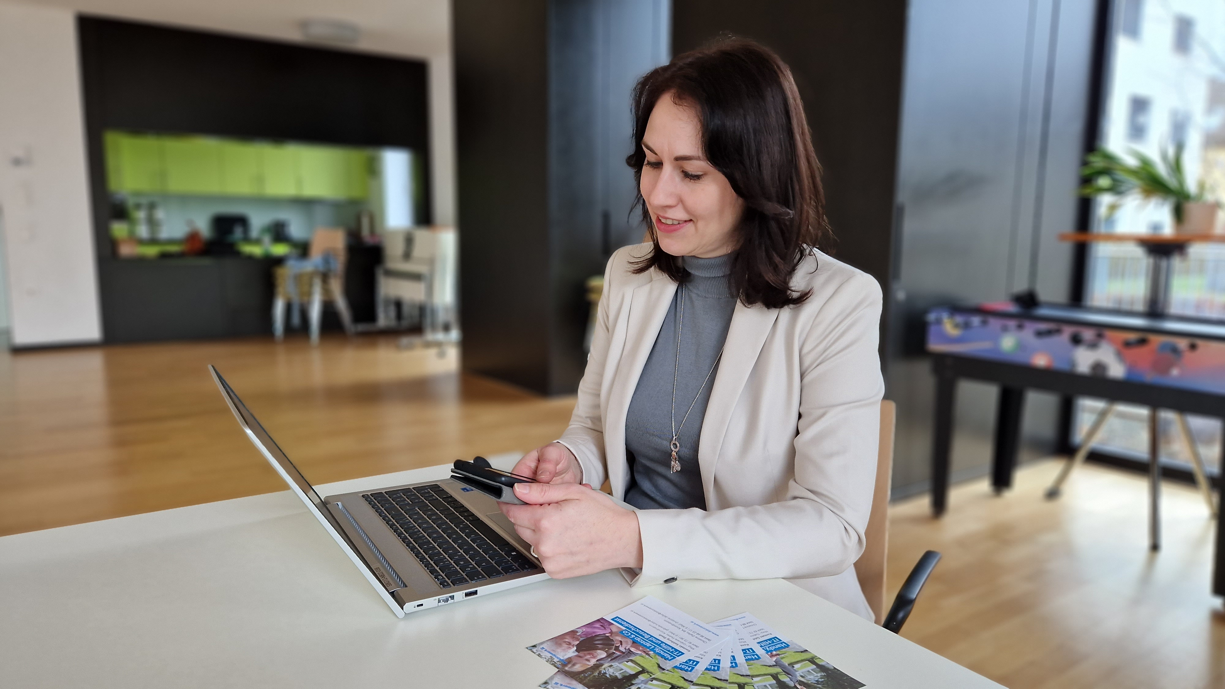 Freiwilligenkoordinatorin mit Handy und Laptop