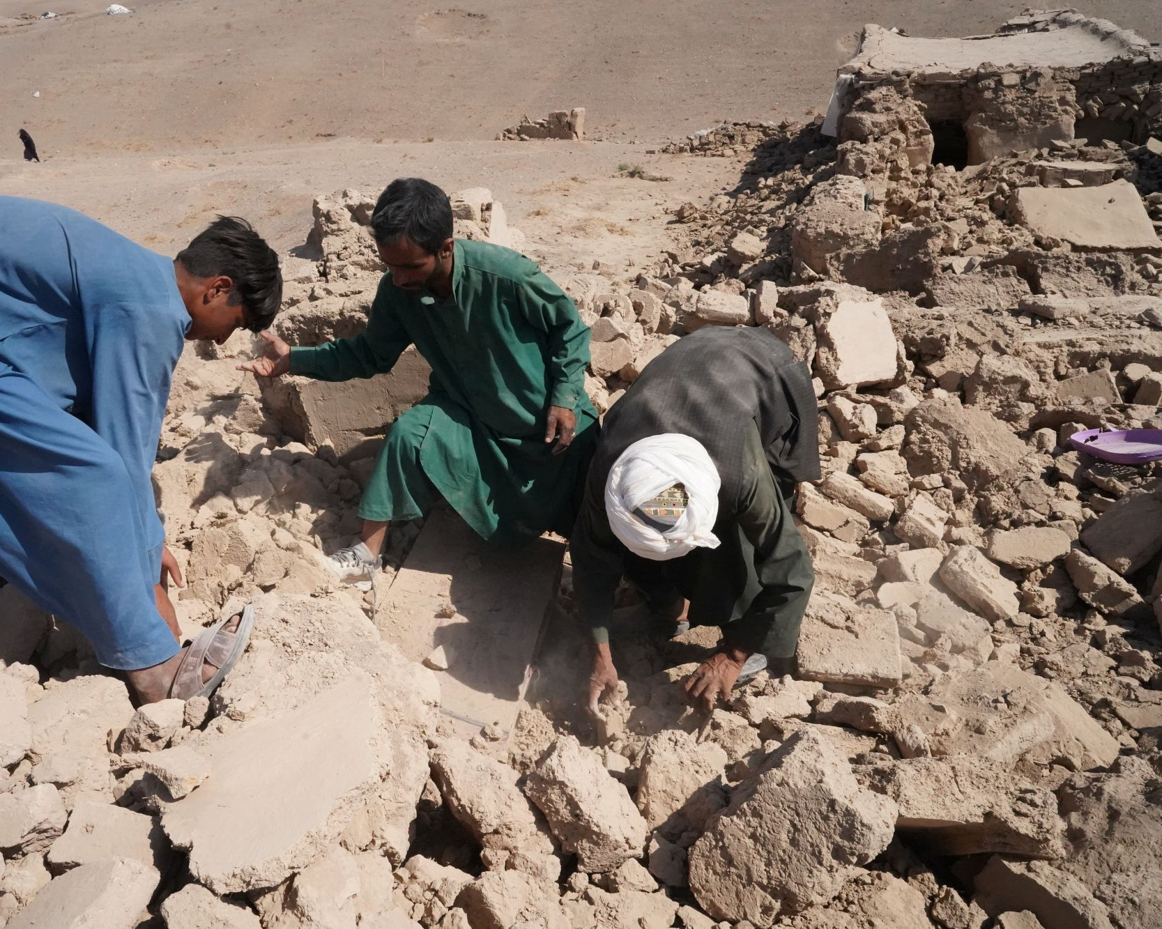 Männer bei Aufräumarbeiten nach Erdbeben in Afghanistan