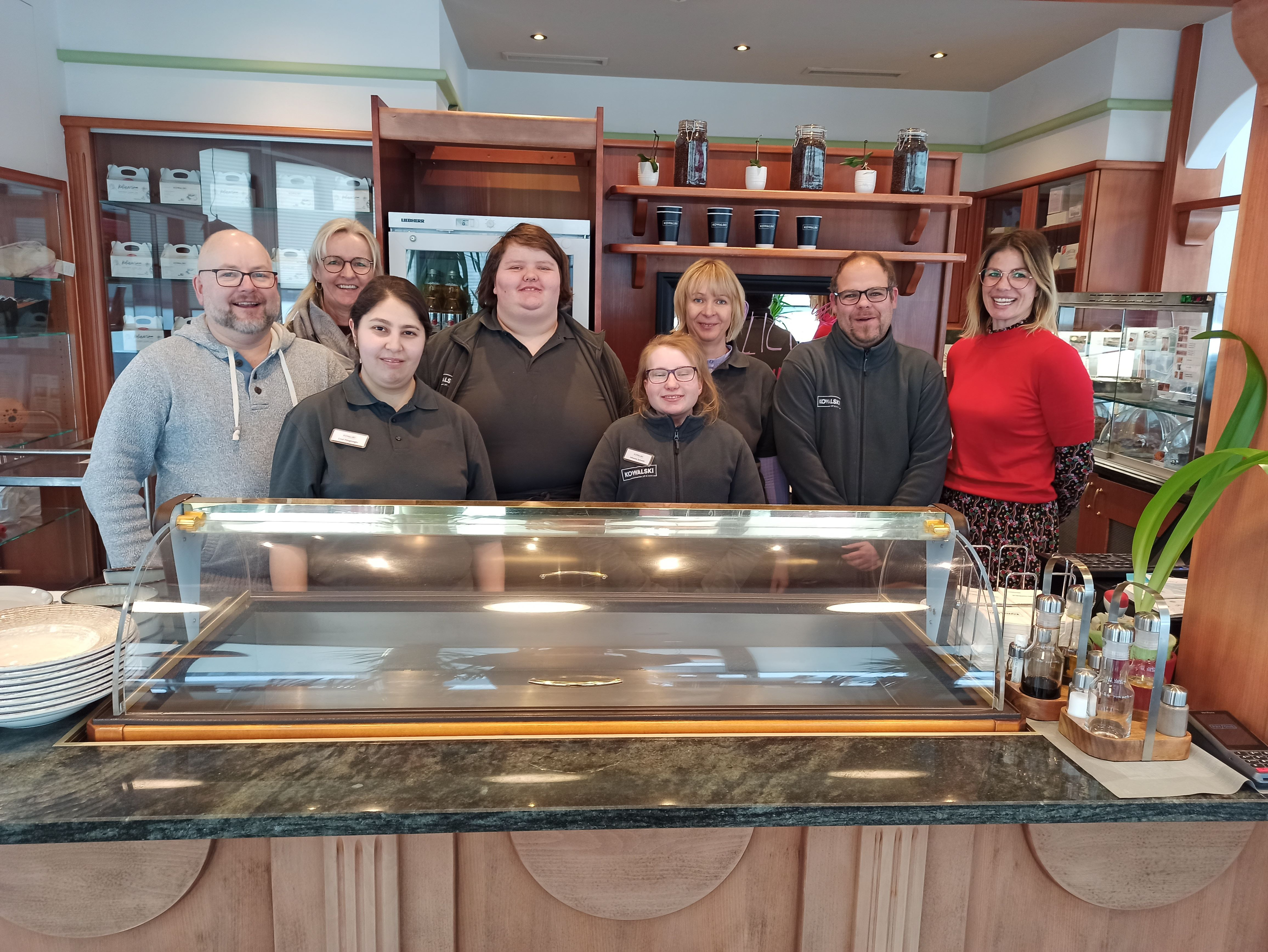 Ein Teil des Teams vom Café & Bistro KOWALSKI inkl Melanie Knödel (Mitte) in ihrer Arbeitsumgebung