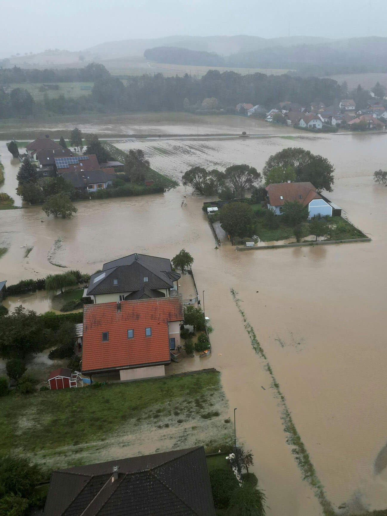 Eine Luftaufnahme eines überfluteten Orts in Niederösterreich.