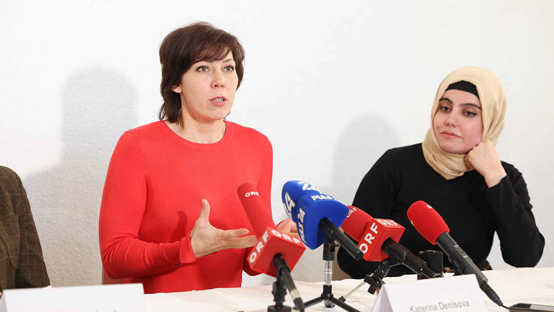 Katerina Denisova bei einer Pressekonferenz.