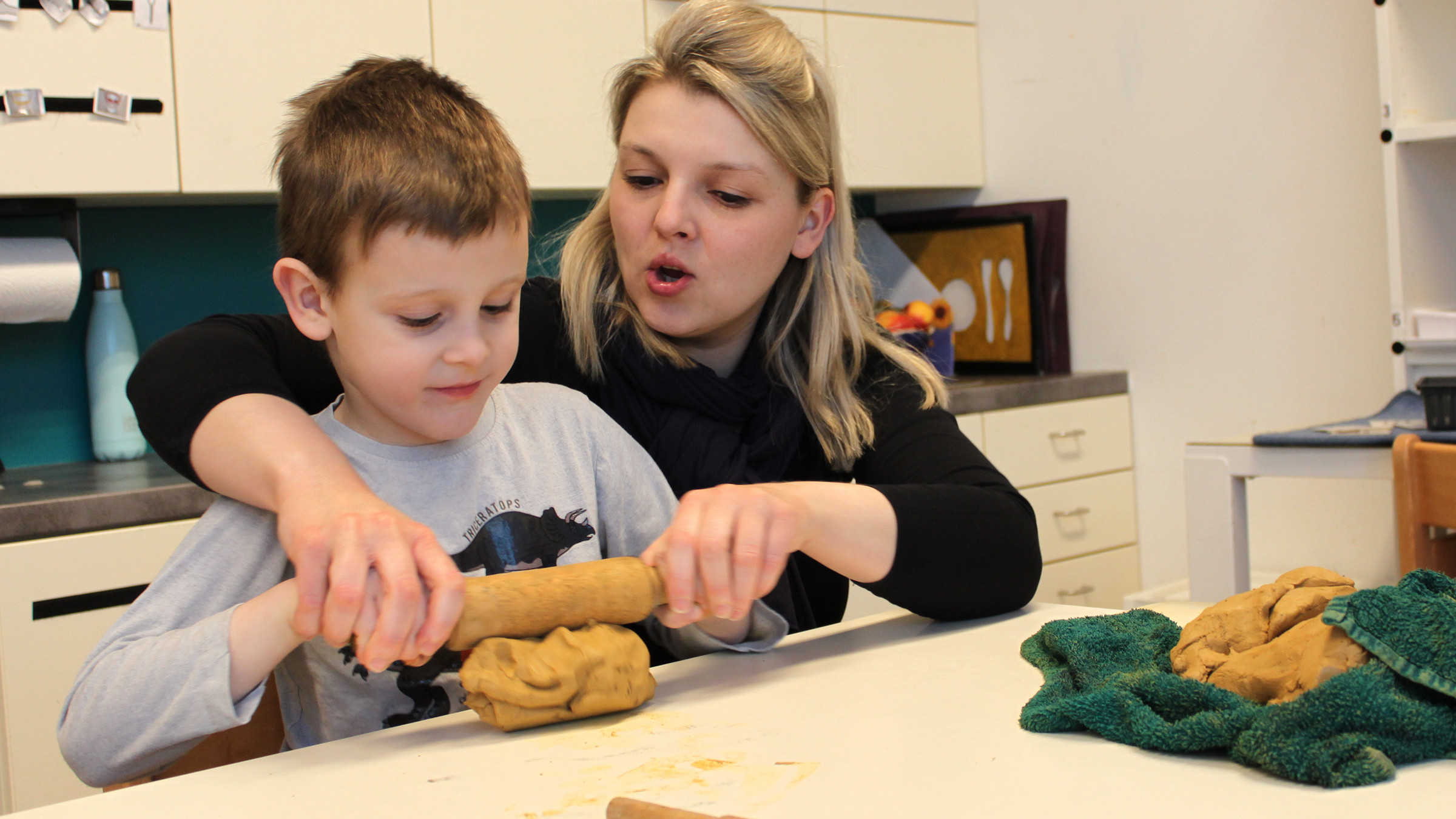 Jakub spielt gerne mit Ton. Seine Mutter Emira Hjaric bekommt im Kindergarten viele Tipps zum Umgang mit ihrem Sohn.