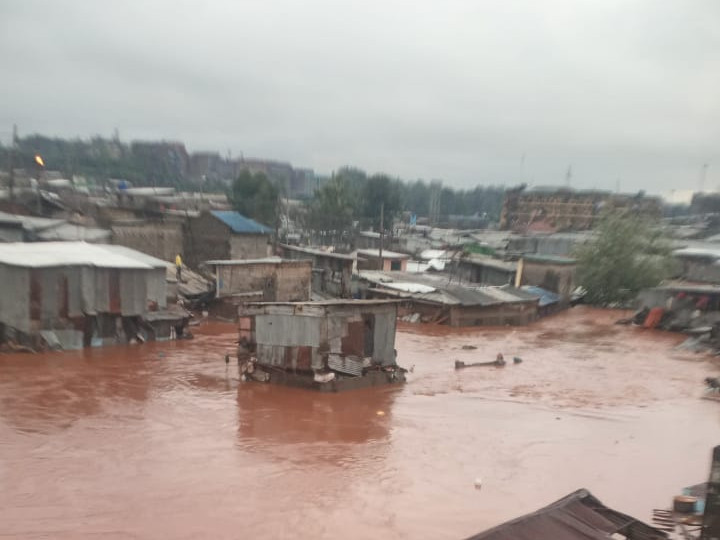 Das rote erdige Wasser reicht bis unter die Dächer