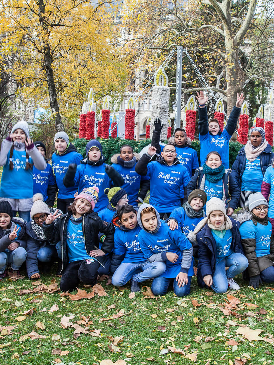 Kinder mit Diakonie-T-Shirts.