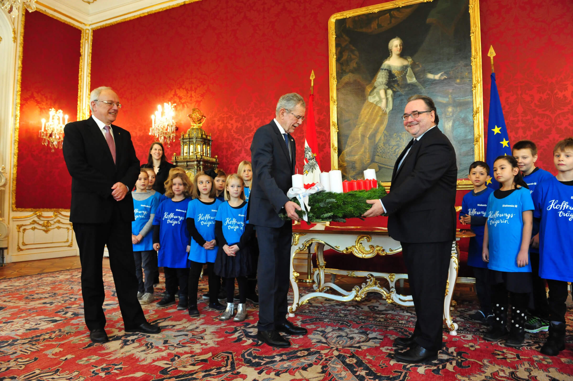 Michael Chalupka überreicht den traditionellen Diakonie-Adventkranz an Bundespräsident Van der Bellen.