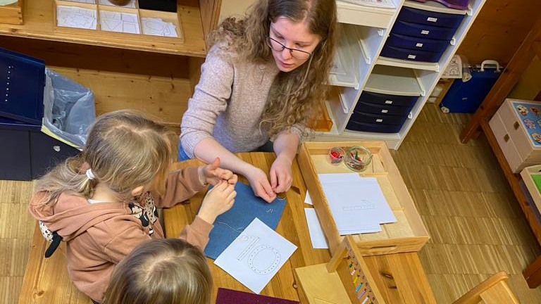 Emma bastelt mit Kindern.