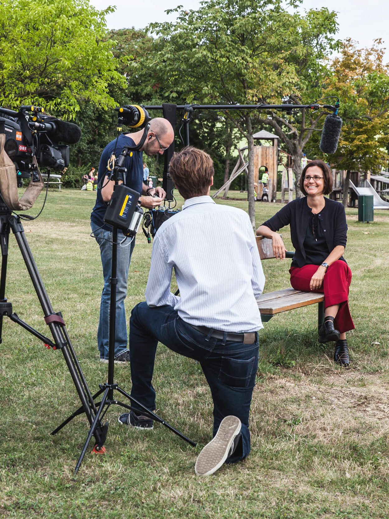 Diakonie-Direktorin Maria Katharina Moser wird von einem Kamerateam gefilmt.