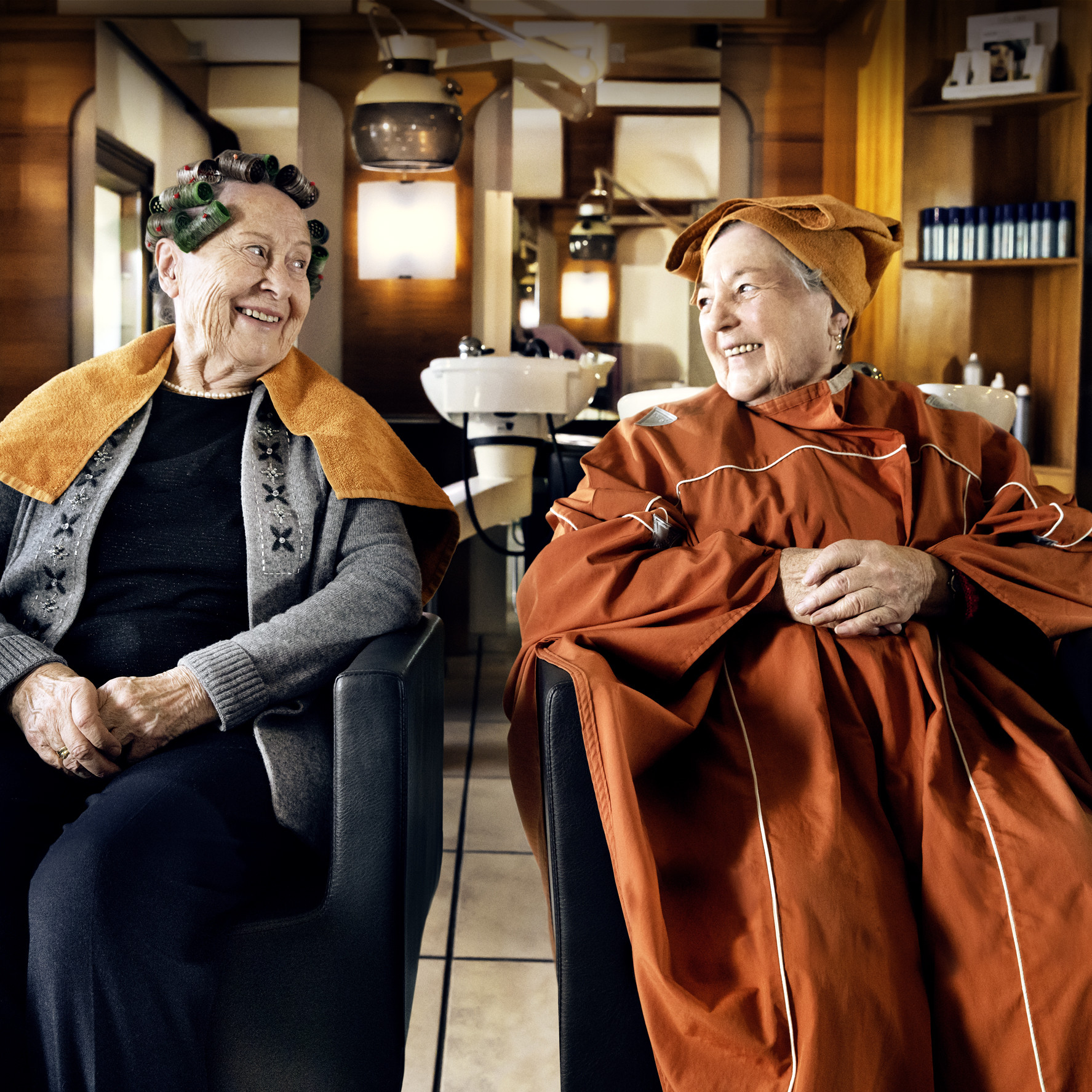 Zwei Frauen beim Friseur.