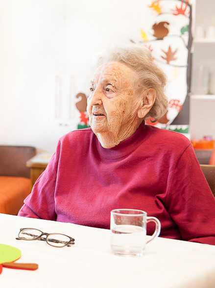 Eine Frau und eine ältere Frau im Gespräch.