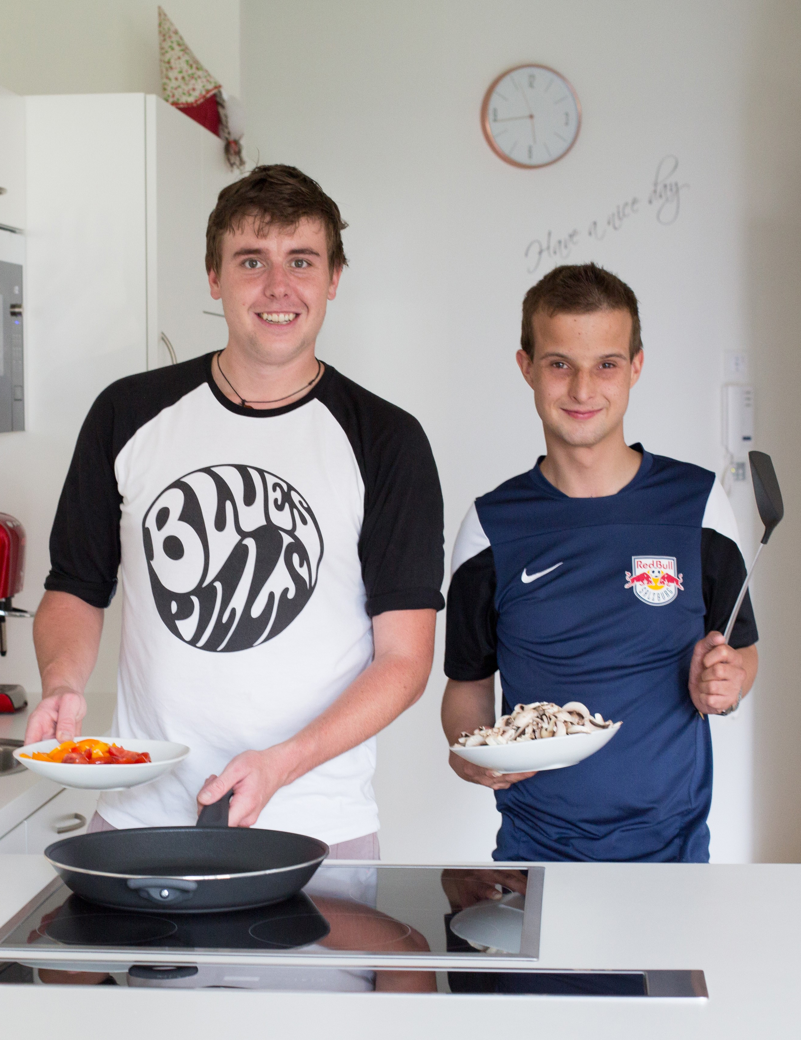 Zwei junge Männer beim Kochen